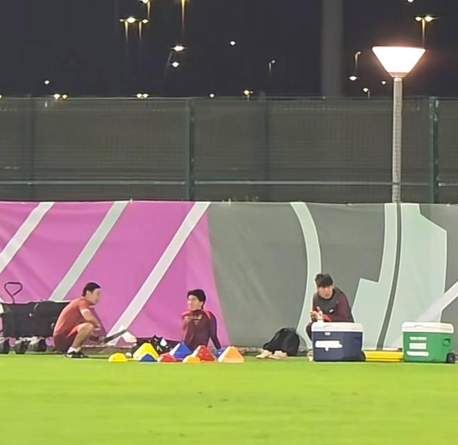 国足备战越南，鲍世蒙、贺一然单独训练