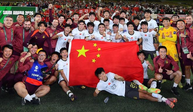 记者：晋级决赛后，U23国足球员喊起“全力争冠”的口号