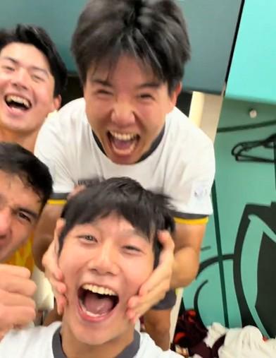 向余望赛后庆祝：不贪心，再赢一场就回家