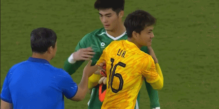 对手也认可，越南U23门将陈忠坚与门将教练李云在与李昊握手致意
