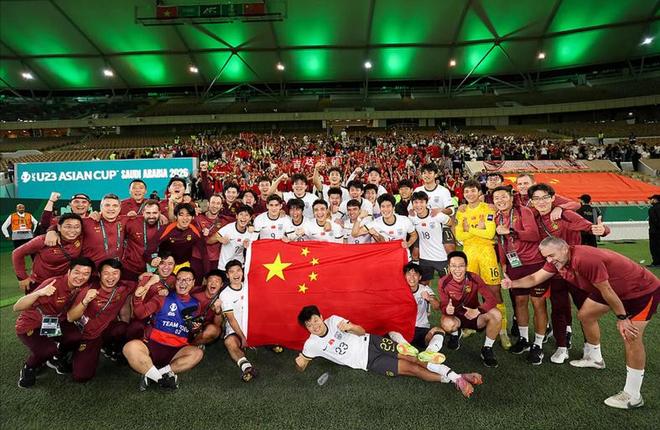 越南有梅西 中国有C罗！向余望老蒯天作之合 人民日报+新华社祝贺