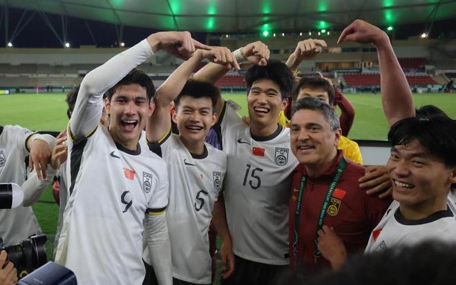 进军亚洲杯决赛，U23国足用“力量足球”展现自信｜新京报快评