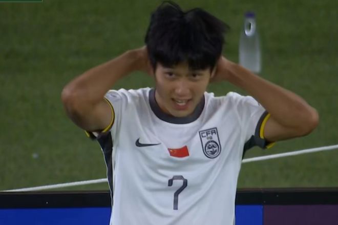 一球成名！国足23岁新星扬眉吐气：曾遭球迷谩骂，如今成为英雄