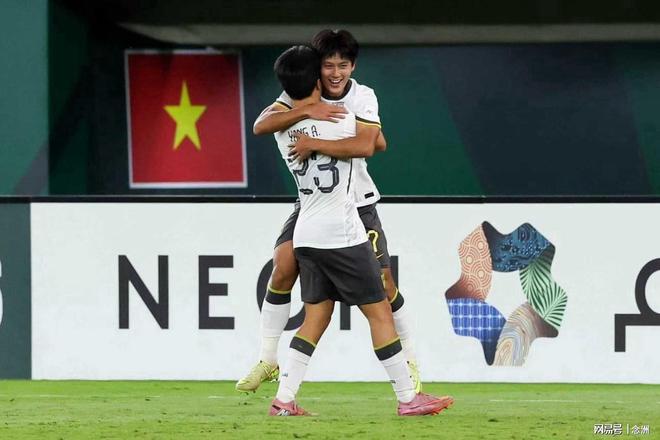 U23国足更衣室狂欢！集体跳舞转圈圈 黄博文：蒯纪闻干嘛呢 上啊