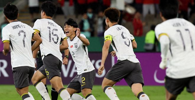 国足3-0大胜越南！看看更衣室都如何庆祝，安东尼奥直接跳上桌子
