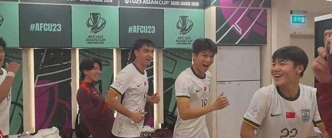 U23国足更衣室嗨爆！全队魔性转圈圈，向余望：再赢1场就回家
