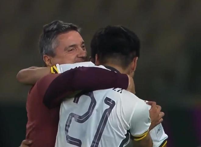 U23国足3-0越南进决赛！王钰栋淡定，李昊兴奋，全员抛起主帅庆祝