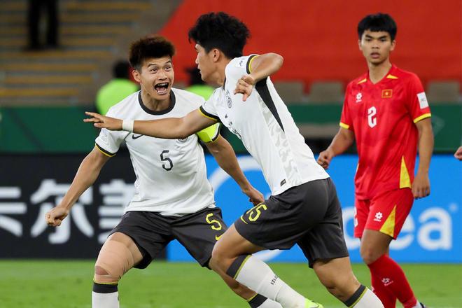 泪目！国足20岁1米88新星崛起：带刀后卫关键进球太硬+跳舞庆祝