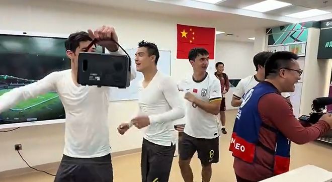 U23国足彻底疯狂！更衣室全员跳舞，主帅站桌子怒吼，对手被打哭