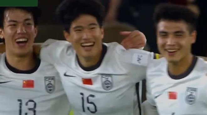 U23亚洲杯争议判罚！彭啸进球被吹，拜合拉木造红牌，VAR介入