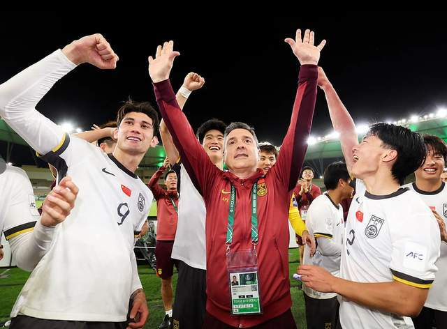 国足创历史！主帅透露赢球原因，详解为何换首发，展望决赛很霸气