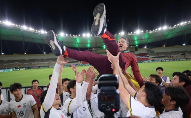 激动!U23国足挺进决赛拜合拉木带队跳转圈舞,安东尼奥跳上桌庆祝