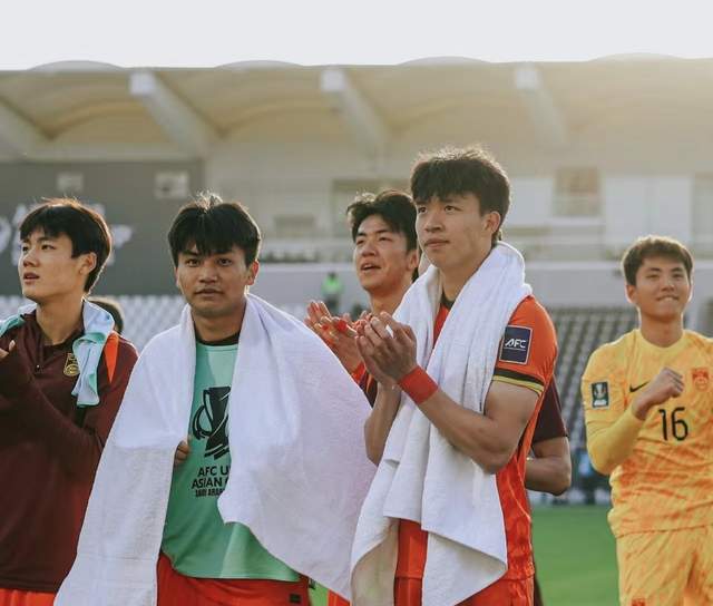 亚洲杯国足暖心一幕！王钰栋庆祝时，队友毛伟杰跑过去将球衣捡起