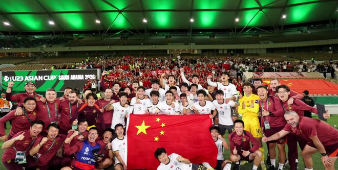 国足冲亚洲杯冠军！看看范志毅怎么说，这才真名宿，董方卓脸红不