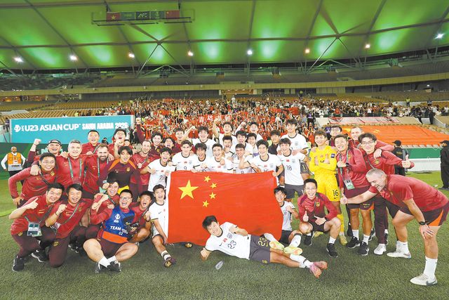 为国足U23晋级决赛欢呼，也为乡村少年的足球梦喝彩