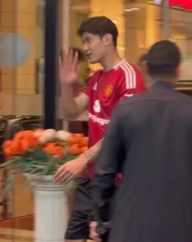 U23国足外出聚餐，拜合拉木身穿曼联球衣，吾米提江身穿利物浦Polo