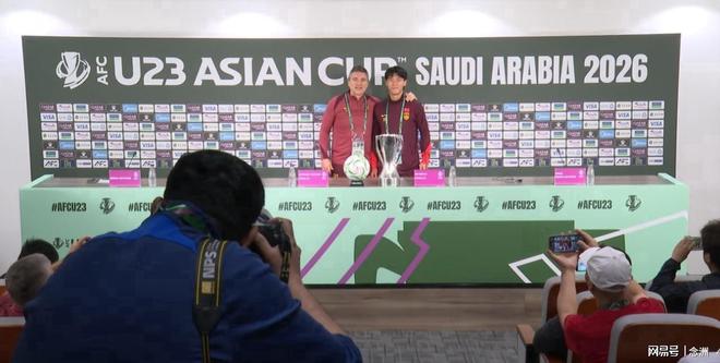 与奖杯合影！安东尼奥：我们怀揣巨大梦想 胡荷韬：希望创造历史