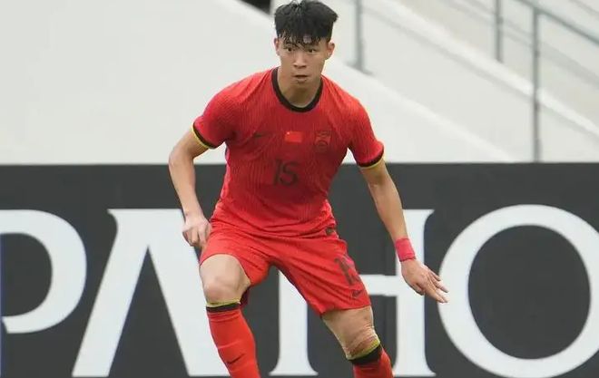 董路：王钰栋脱衣是因为心里憋气，拜合拉木给他捣乱，被战术牺牲