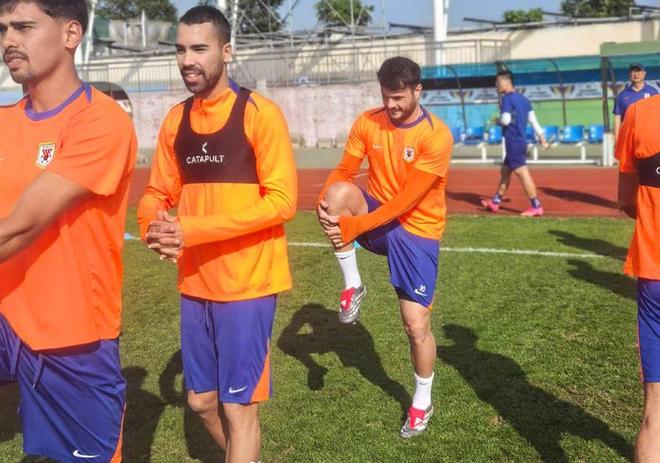 泰山对二雷太宽容了！洛佩斯把彭啸练出来了，1米91中场空降青岛