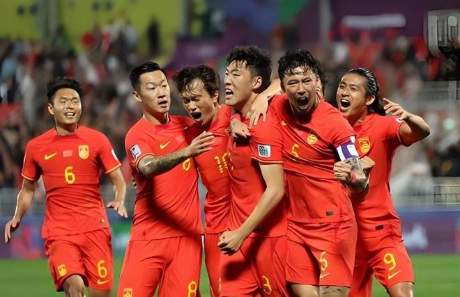 他是邵佳一国足头号射手，热身赛连场破门，有望提前锁定核心位置