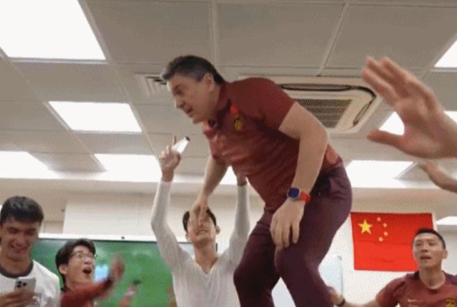 球员起哄！安东尼奥罕见失控，站桌上跳旋转舞，球迷：想起陈戌源