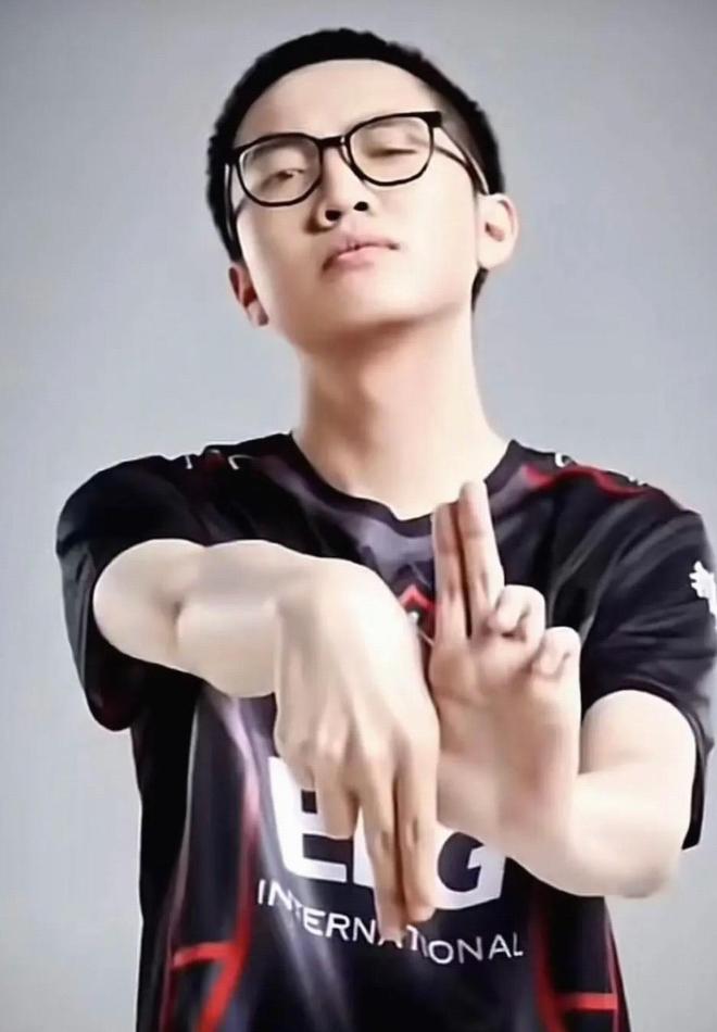 康康：愿U23国足踢出传奇取得佳绩，愿EDG能与你们携手并进