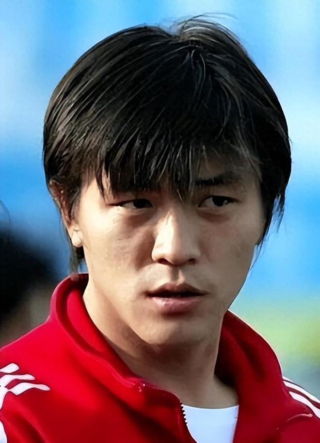 为培养儿子踢进国足，他贱卖上海8套房，如今兄弟俩都给他长脸