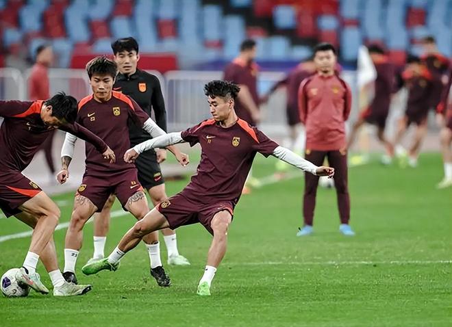 振奋！中国男足逼平身价十亿豪门，天才中锋爆发，给U23做出榜样