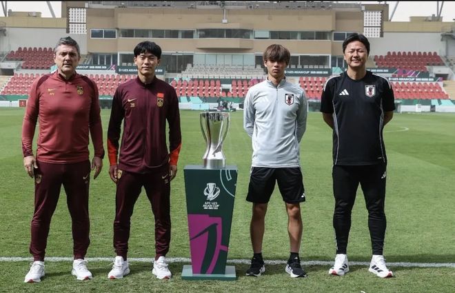 无视国足!日本后卫被问U23国足沉默13秒一脸懵,教练提醒照抄作业