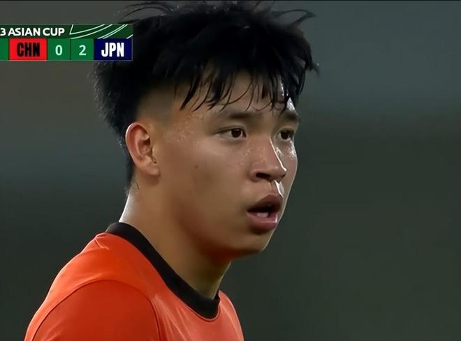 身价暴跌？王钰栋亚洲杯决赛隐身，成国足丢球罪人，留洋刻不容缓