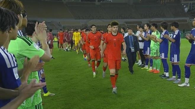 互相列队致意！U23国足获对手尊重，网友：就皇马不给巴萨列队