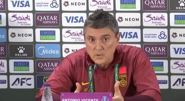 国足0-4惨败丢冠军，主帅说出惨败原因，直言不开心，正视差距吧