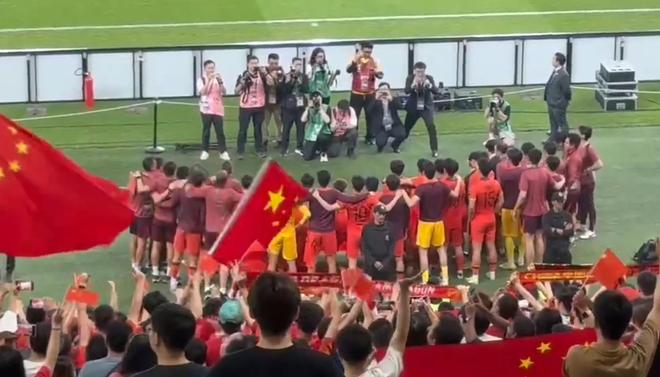 同袍一心，中国U23全队在亚洲杯决赛后与远征球迷们合影