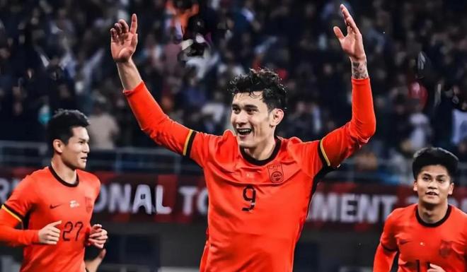 风评反转！国足需要能跑的拜合拉木，王钰栋被球迷吐槽“太装了”