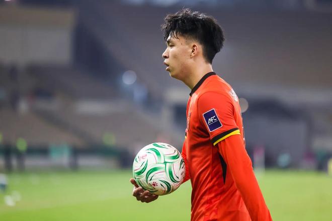 表现挣扎的头牌，王钰栋给浙江队出难题！离开左路真就玩不转？