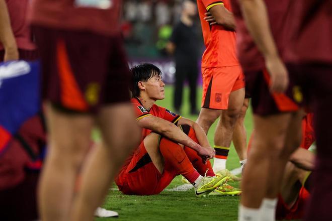 心疼！U23国足多人抹泪，李昊伤心掩面，王钰栋神情落寞+哭着谢场
