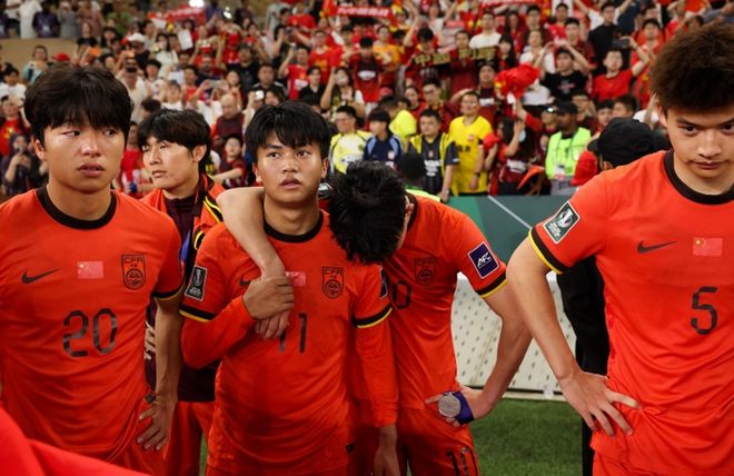 太霸气！U23国足2大巨星现场怒摘银牌，头号领袖放狠话：下次夺冠