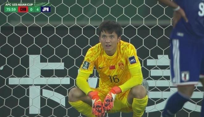 国足0-4日本！李昊蹲地摇头无奈！京媒：我们要承认和日本的差距