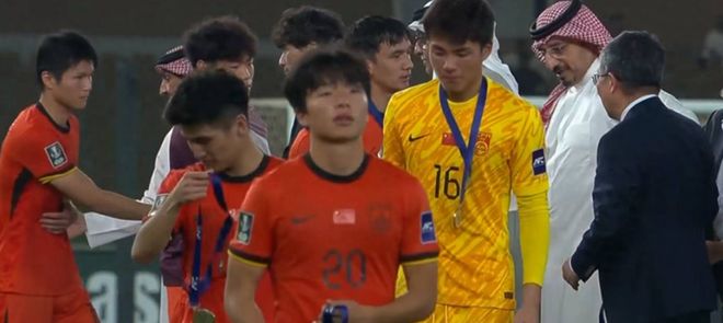 国足为何0-4日本丢冠？范志毅点评一针见血，安东尼奥说出真相