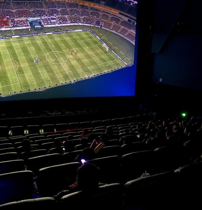 U23国足4球败给日本，武汉球迷在影院观赛加油，赛前有车企承诺如夺冠为两名球员送车