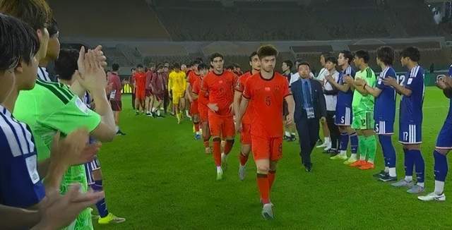 国足领奖众生相，拜合拉木笑开花，2小将摘下银牌，李昊遗憾低头