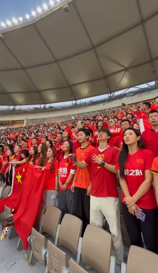 远征沙特中国球迷称“见证历史”：现场8188名观众一大半来自中国
