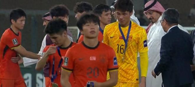 国足为何0-4日本丢冠？范志毅点评一针见血，安东尼奥说出大实话