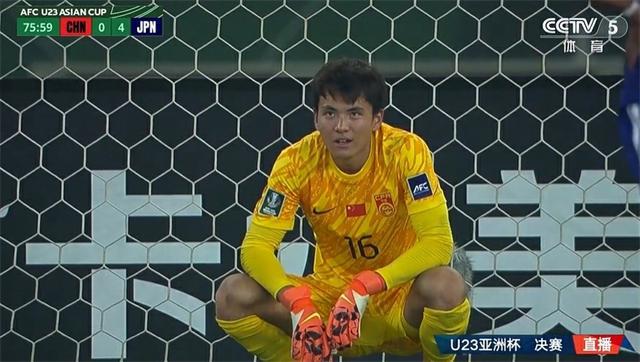 这是真爷们儿！U23国足打日本时没丢人：撩开球衣时露出结实腹肌