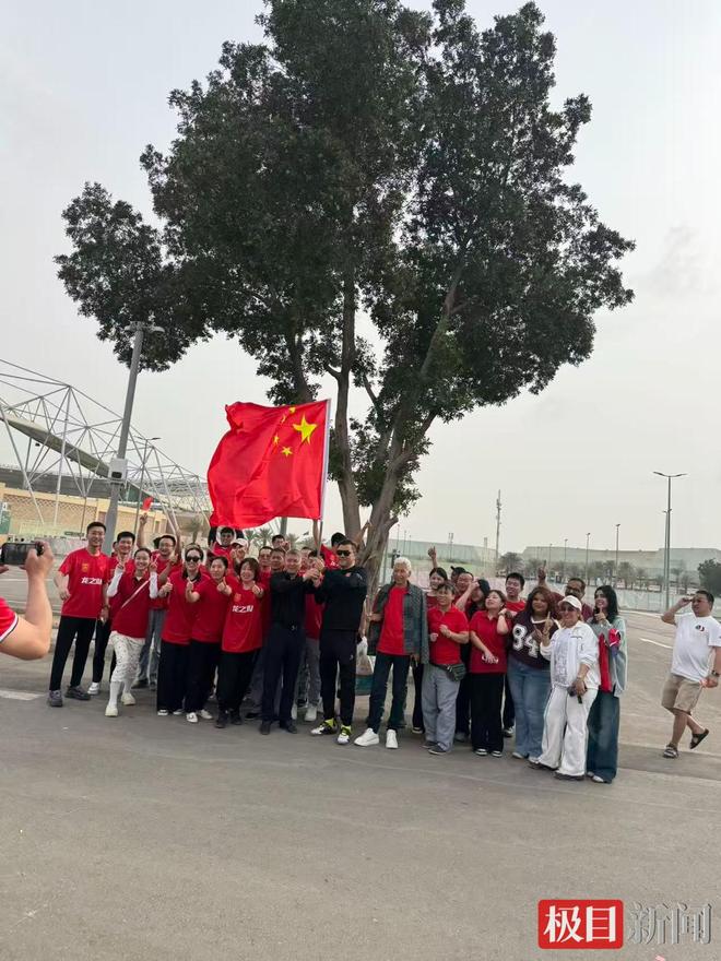 现场球迷挥舞五星红旗加油：中国U23男足已创造历史，掌声送给他们，期待续写新荣光