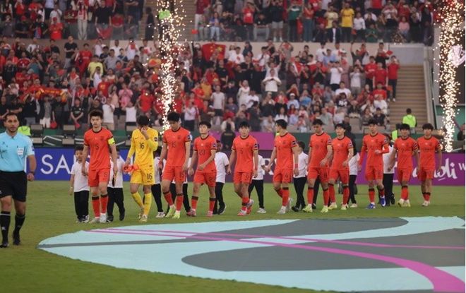 丑陋嘴脸！沙特当地球迷嘲讽国足，比4-0手势，看着都让人生气