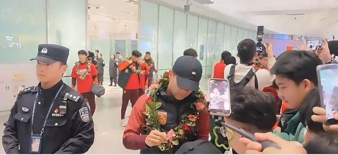 U23国足载誉而归！上千球迷接机，李昊最受欢迎，球迷兴奋欢呼
