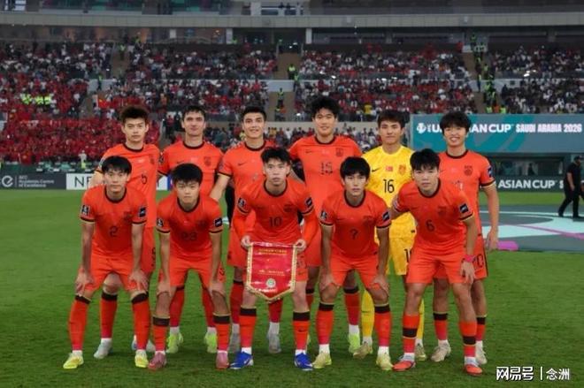 U23国足回国！获献鲜花花环 大量球迷热情接机：欢迎英雄凯旋归来