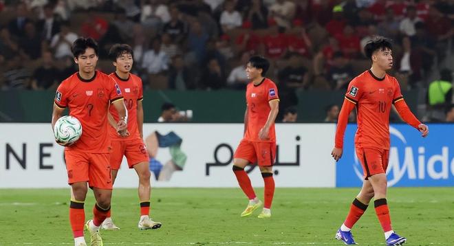 一场0：4将王钰栋打回原形，李玮锋怒批他不配跟武磊比，引发热议