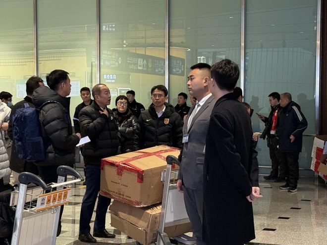 U23国足球员尚未走出出口，中国足协秘书长袁永清已在门口等候